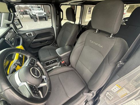 Used 2018 Jeep Wrangler Unlimited Sahara w/ Uconnect 4C Nav & Sound Group image 5