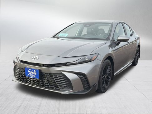 Used 2025 Toyota Camry SE image 3