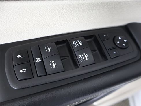 Used 2024 Chrysler Pacifica Touring-L FWD image 38