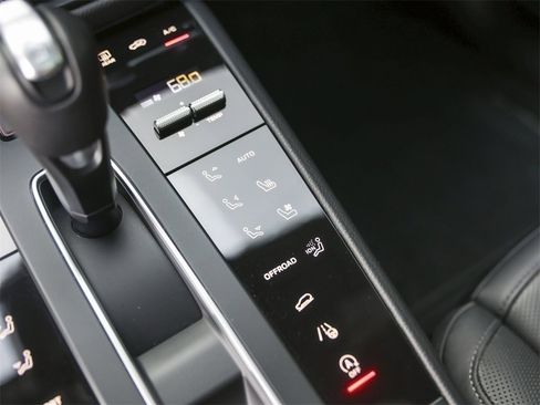 Used 2025 Porsche Macan image 27