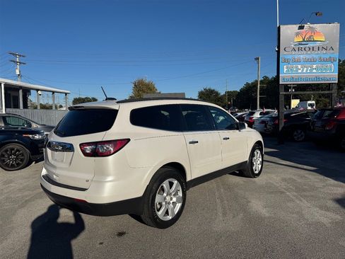 Used 2017 Chevrolet Traverse LT w/ Style and Technology Package image 5