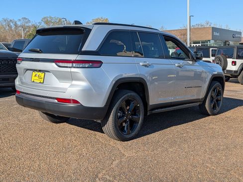 New 2026 Jeep Grand Cherokee Limited w/ Limited Altitude Package RWD image 4