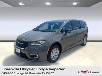 Used 2025 Chrysler Pacifica Select