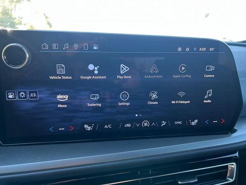 Used 2025 Chevrolet Traverse LT image 26