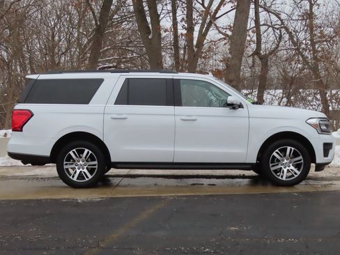 Used 2024 Ford Expedition Max XLT image 2