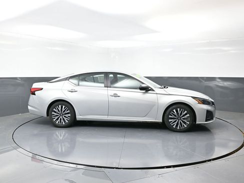 Used 2024 Nissan Altima 2.5 SV image 4