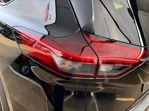 Certified 2023 Nissan Rogue SV image 25