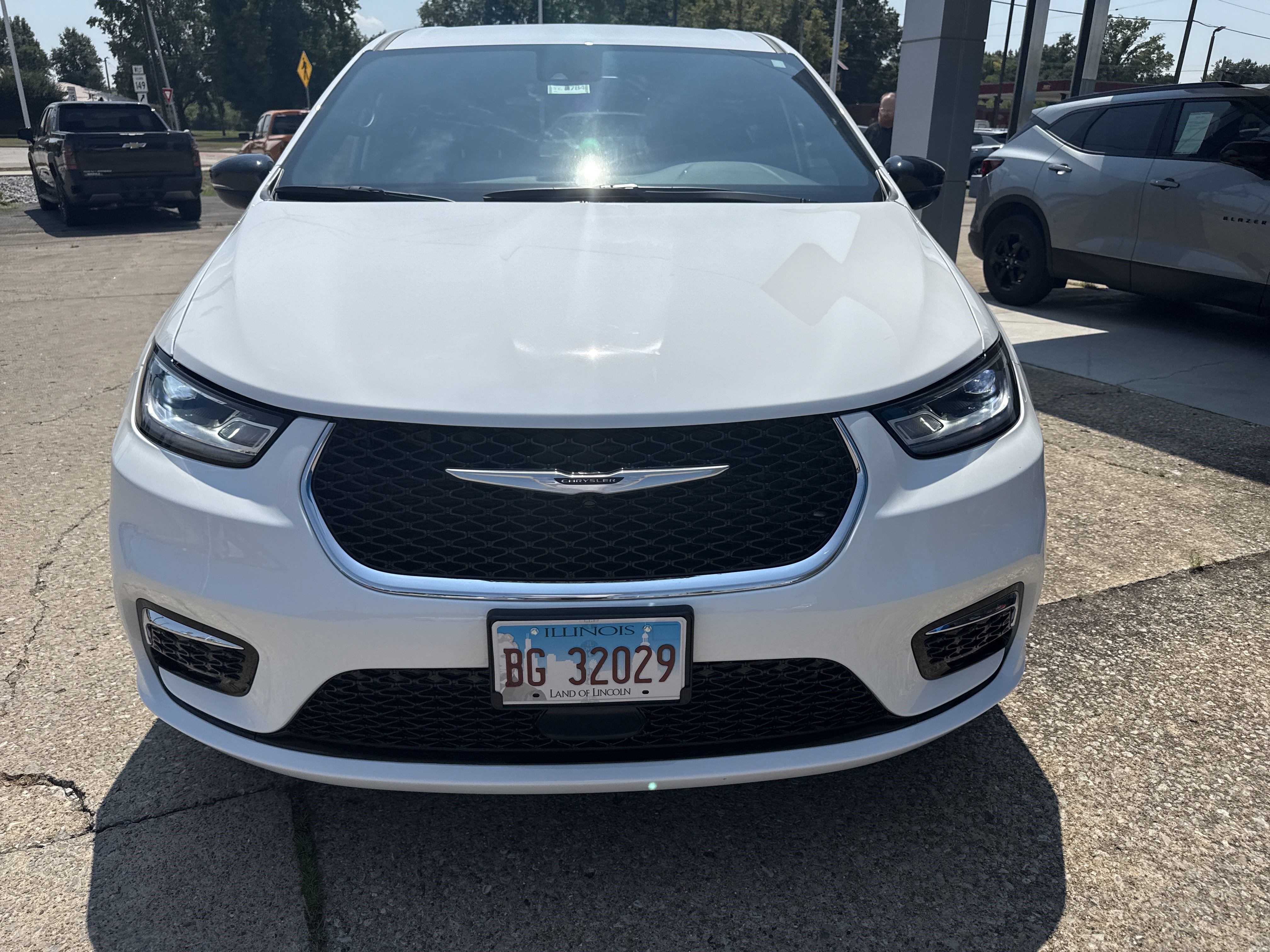 Used 2025 Chrysler Pacifica Select FWD image 2
