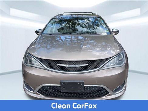 Used 2017 Chrysler Pacifica Limited FWD image 5
