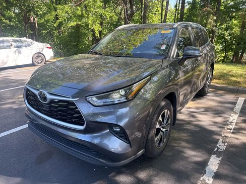 Used 2023 Toyota Highlander XLE image 14