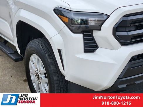 Used 2025 Toyota Tacoma SR image 9