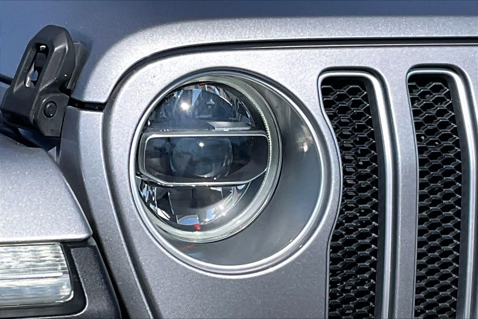 Used 2018 Jeep Wrangler Unlimited Sahara AWD/4WD image 24