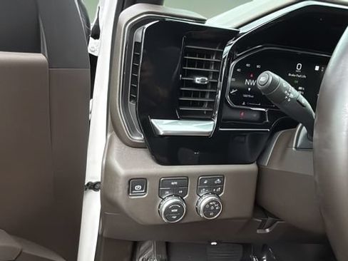 Used 2026 GMC Sierra 1500 SLT AWD/4WD image 21