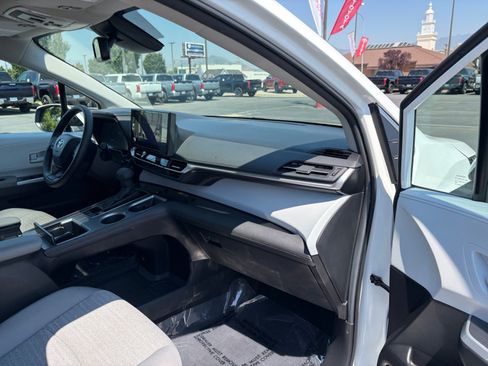 Used 2025 Toyota Sienna LE w/ LE Plus Package AWD/4WD image 30