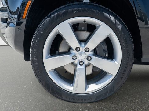 New 2025 Land Rover Defender 110 X-Dynamic SE image 11