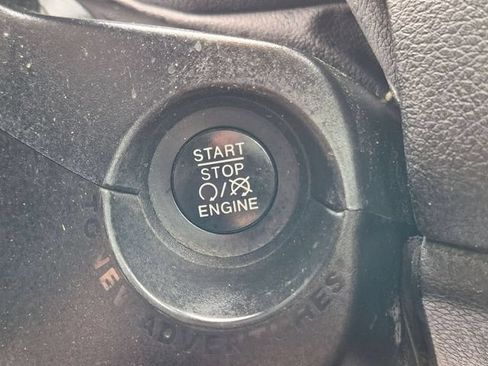 Used 2017 Jeep Renegade Latitude FWD image 19