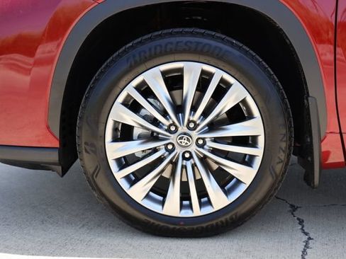 New 2026 Toyota Highlander Platinum AWD/4WD image 9