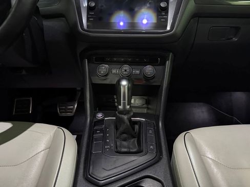Used 2018 Volkswagen Tiguan SEL Premium w/ R-Line Package image 15
