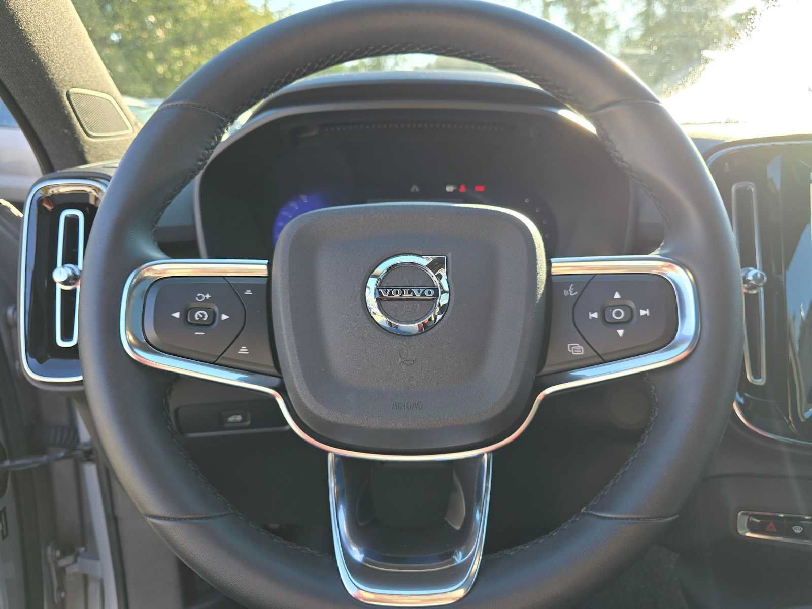Used 2023 Volvo XC40 Recharge Ultimate AWD/4WD image 25