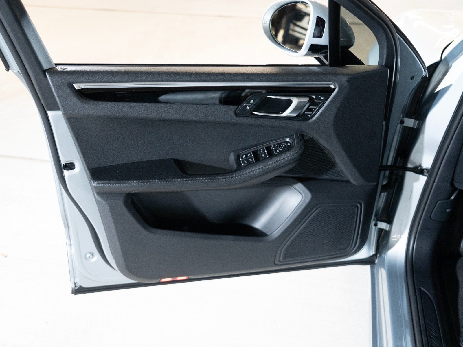 Certified 2023 Porsche Macan AWD/4WD image 16