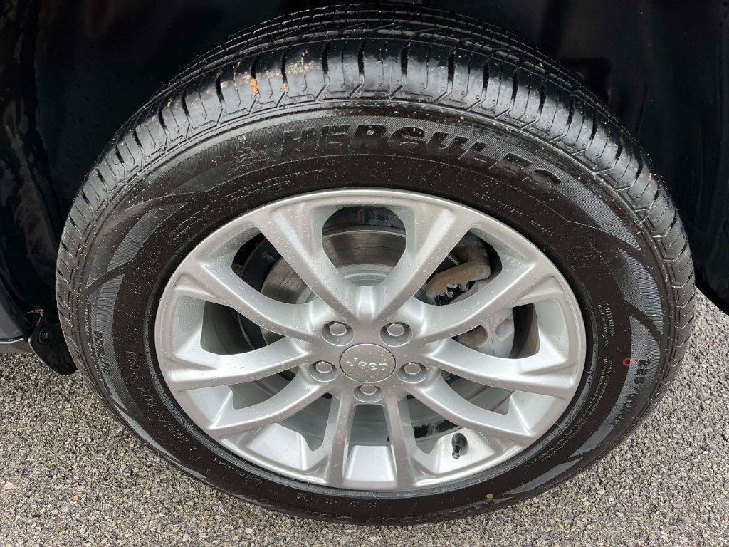 Used 2019 Jeep Cherokee Latitude w/ Popular Appearance Group FWD image 34