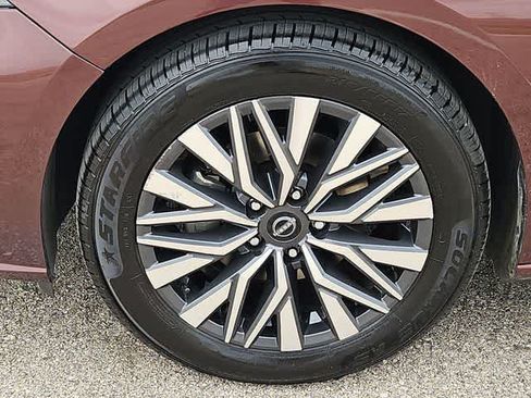 Used 2024 Nissan Altima 2.5 SV FWD image 13