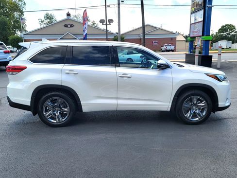 Used 2017 Toyota Highlander AWD V6 image 4