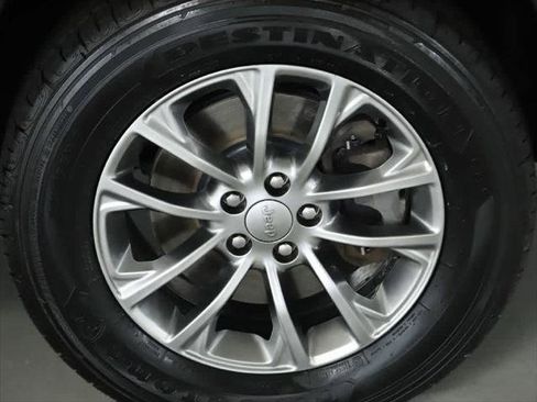 Certified 2020 Jeep Cherokee Latitude Lux w/ Quick Order Package 26H Lux image 10