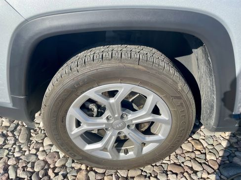 Used 2024 Jeep Compass Latitude AWD/4WD image 9