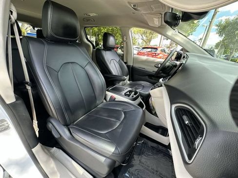 Used 2024 Chrysler Pacifica Touring-L FWD image 27