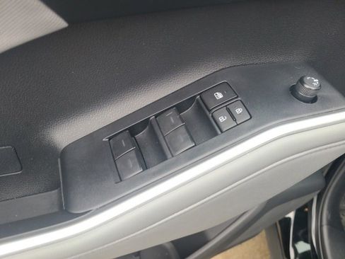 Used 2024 Toyota Highlander LE image 18