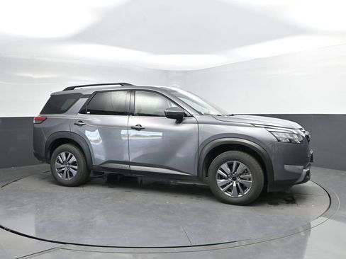 Used 2025 Nissan Pathfinder SV FWD image 3
