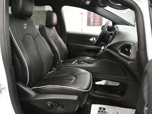 Used 2025 Chrysler Pacifica Limited FWD image 30