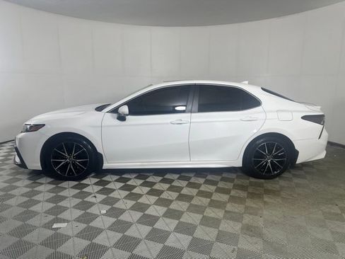 Used 2022 Toyota Camry SE w/ Cold Weather Package AWD/4WD image 4