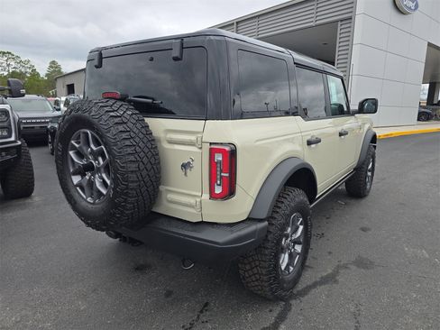 New 2025 Ford Bronco Badlands image 4