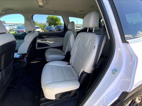 Used 2024 Kia Telluride S FWD image 19