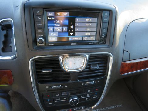 Used 2013 Chrysler Town & Country Touring image 27