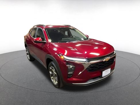 Used 2025 Chevrolet Trax LT image 3