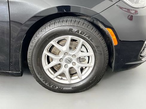 Used 2024 Chrysler Pacifica Touring-L FWD image 38