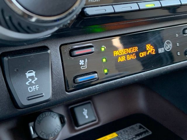 Used 2020 Toyota RAV4 Limited AWD/4WD image 21