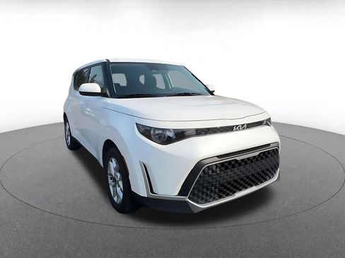 Used 2025 Kia Soul LX w/ LX Technology Package FWD image 3