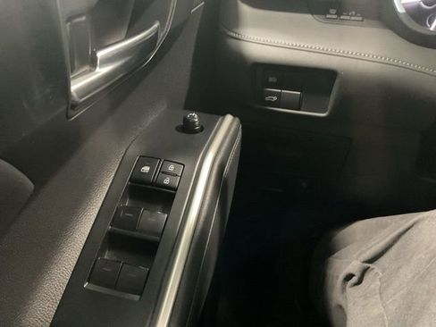 Used 2020 Toyota Highlander XLE image 17