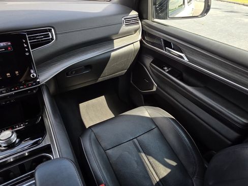 Used 2023 Jeep Wagoneer L Series II AWD/4WD image 22