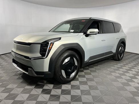 Used 2024 Kia EV9 Light Long Range image 3