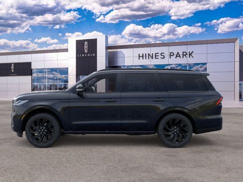 New 2026 Lincoln Navigator Reserve w/ Jet Appearance Package AWD/4WD image 3