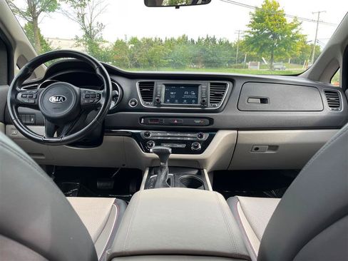 Used 2017 Kia Sedona LX w/ LX Essentials Premium Package FWD image 24