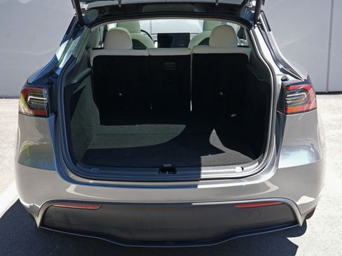 Used 2024 Tesla Model Y Long Range RWD image 10