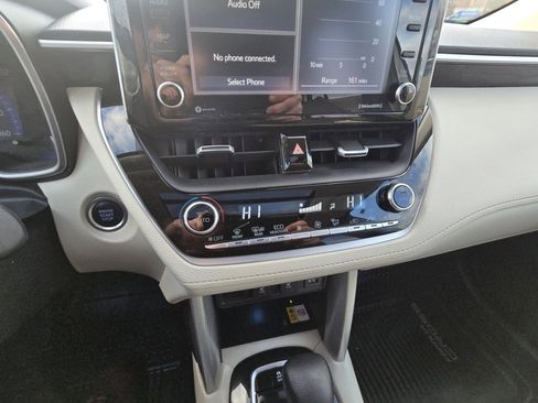 Certified 2022 Toyota Corolla Cross XLE image 24