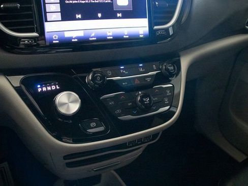 Used 2024 Chrysler Pacifica Touring-L FWD image 33