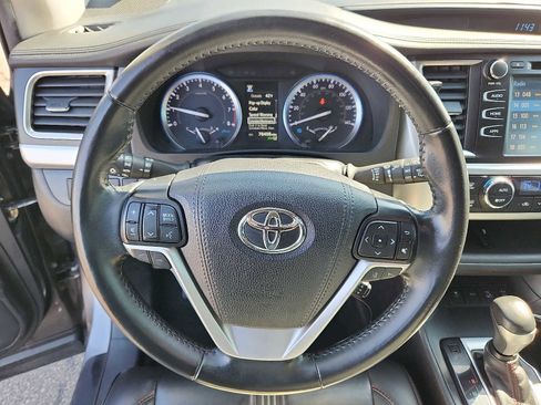 Used 2019 Toyota Highlander SE image 19
